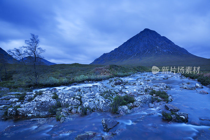 苏格兰格伦科的Buachaille Etive Mor的黎明